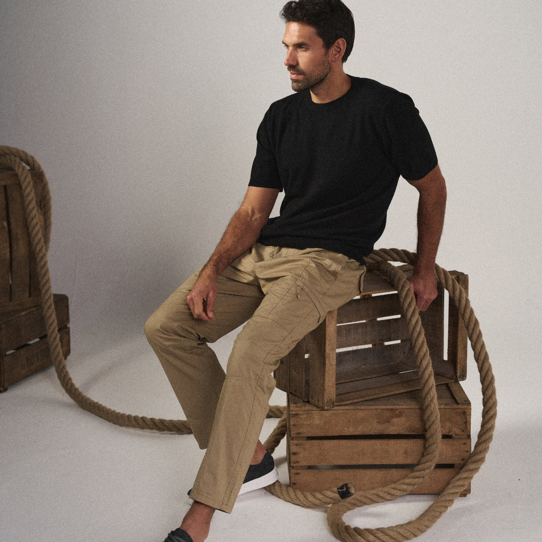 Nahaufnahme der schwarzen Herren Cargo-Hose. Zeigt funktionales Material und flexiblen Vier-Wege-Stretch für Komfort.