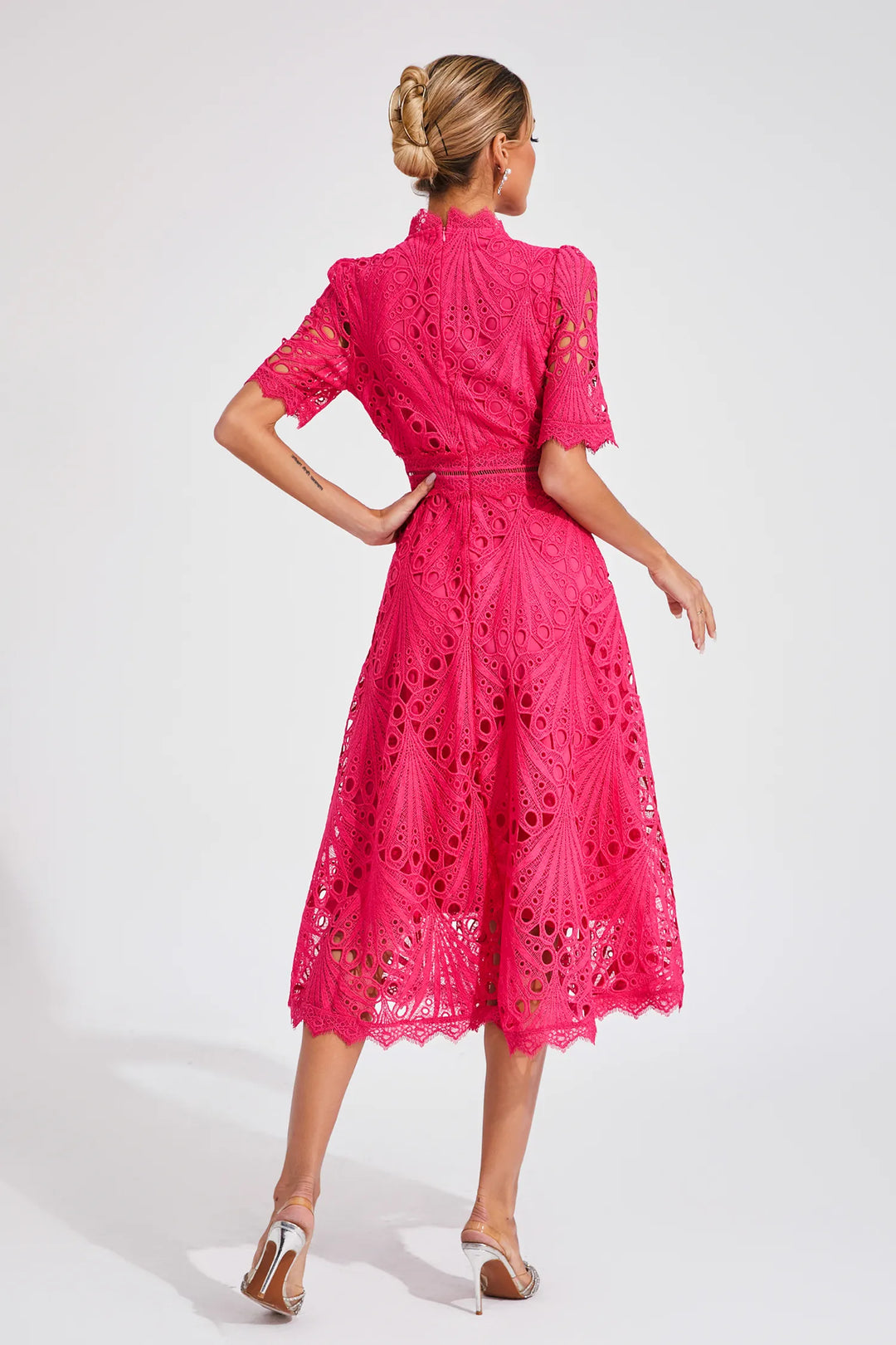 Attraktive Frau im eleganten schwarzen Damen Spitzen Midikleid, perfekt für Abendveranstaltungen und Hochzeitsgäste.