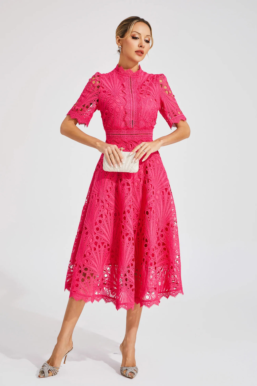 Detailaufnahme eines festlichen Damen Spitzenkleides, ideal als Cocktail- oder Partykleid für Frauen.