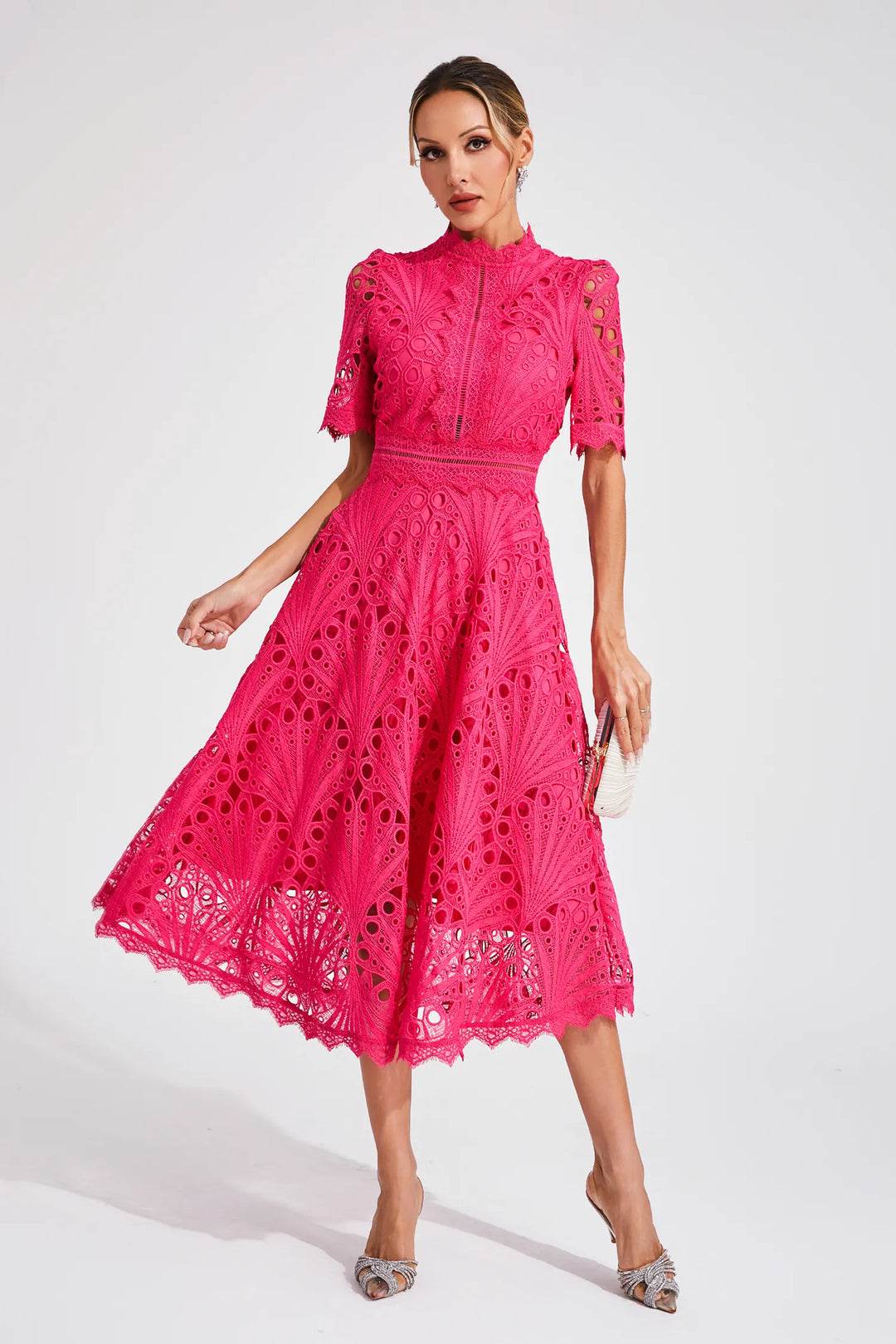 Stilvolles Midikleid aus Spitze für Damen, geeignet als elegantes Abendkleid oder Hochzeitsgast-Outfit.