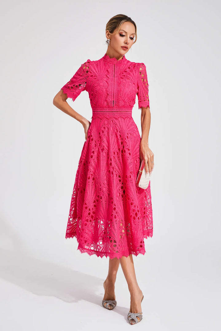 Modisches Damenkleid aus Spitze, perfekt als festliches Hochzeitsgastkleid oder für formelle Anlässe.