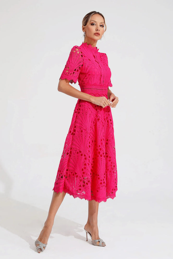Nahaufnahme des feinen Spitzenmusters am eleganten Damen Midikleid, ideal für festliche Events und Abendgarderobe.