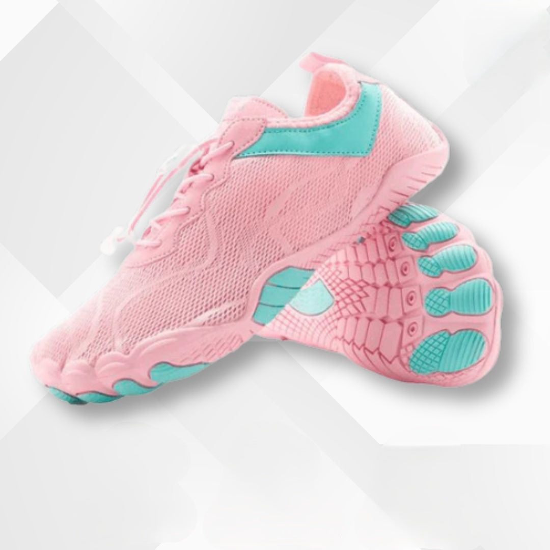 Paar Nayla Barfuß-Komfortschuhe, wasserdicht & orthopädisch, auf Outdoor-Weg. Perfekt für Freizeit und gesunden Alltag.