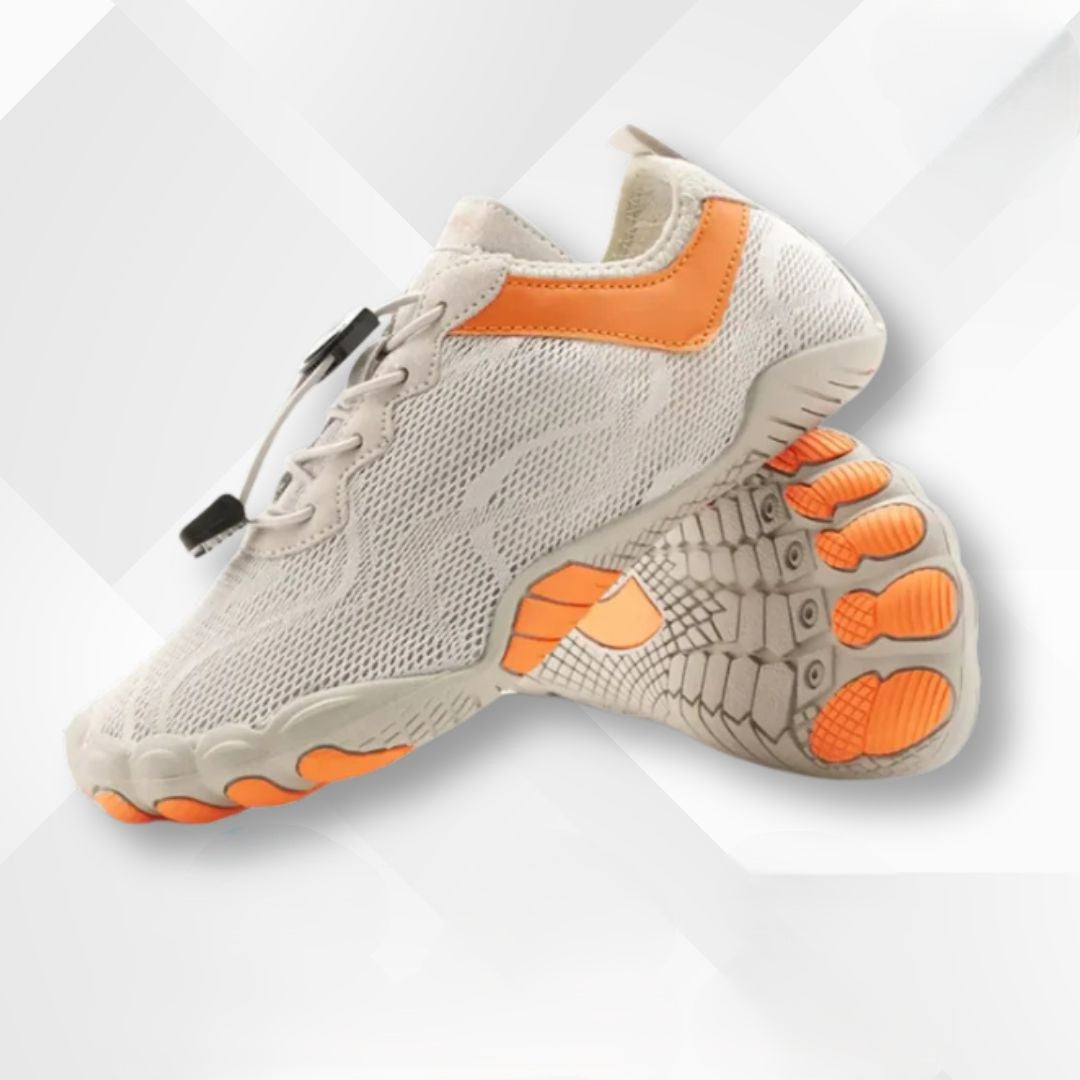 Person trägt Nayla Barfuß-Sneaker im Freien. Wasserdicht, orthopädisch, flexible Sohle für gesundes Gehen und Laufen.