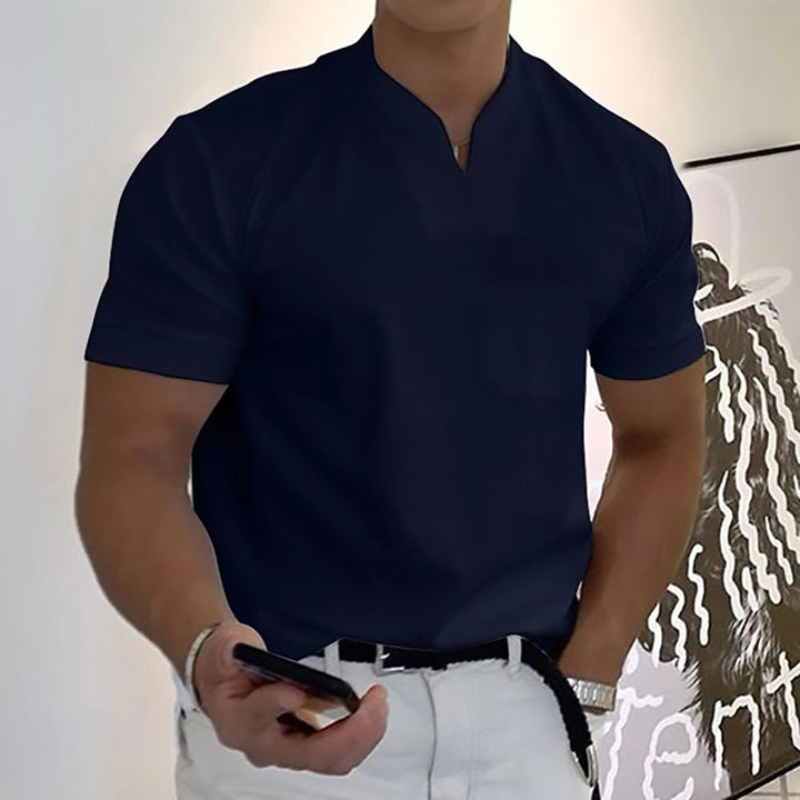 Komfortables Herren Stehkragenhemd, Kurzarm, perfekt für einen entspannten Sommer-Freizeitlook.