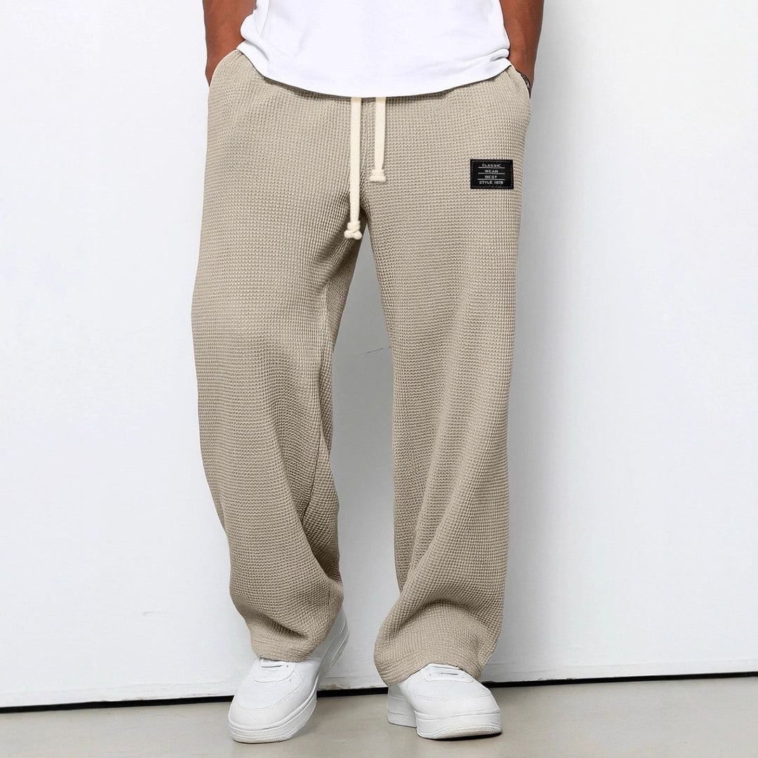 Mann trägt bequeme Herren Jogger Freizeithose mit Kordelzugbund, ideal für entspannte Casual-Outfits.