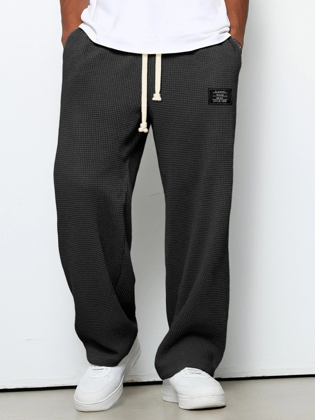 Moderne Herren Freizeithose im Jogger-Stil, locker sitzend, mit Kordelzugbund für stylische Casual-Looks.