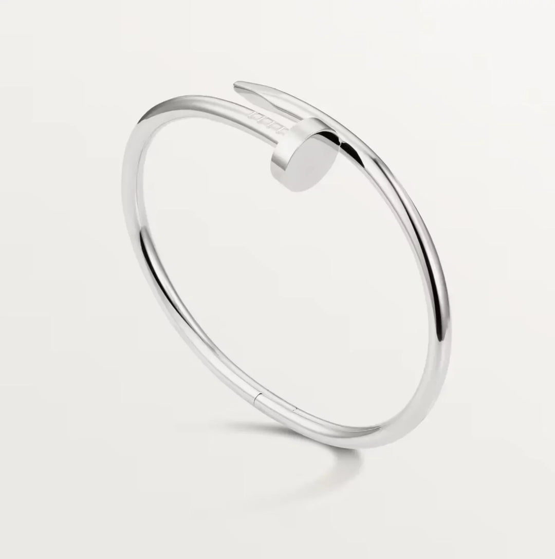 Unisex Nagelarmband aus poliertem Silber, modernes minimalistisches Armband. Eleganter Handgelenkschmuck.