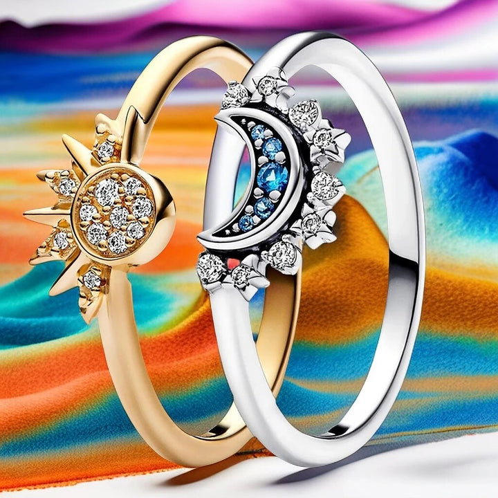 Nahaufnahme des 925er Silber-Damenrings mit filigranem Mond-Sonne-Motiv und strahlenden Kristallen.