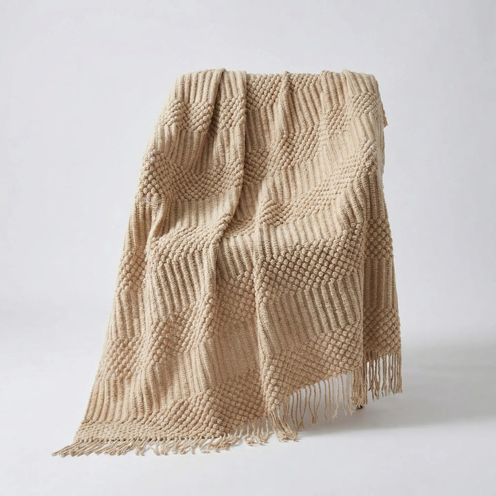 Weiße skandinavische Strickdecke als Kuscheldecke für Ihr Schlafzimmer.
