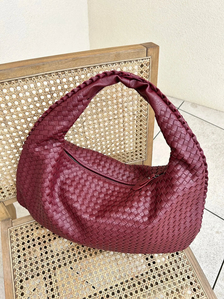 Detailaufnahme der Damen Hobo Tasche in Flechtoptik, zeigt hochwertige Verarbeitung und stilvolles Design.