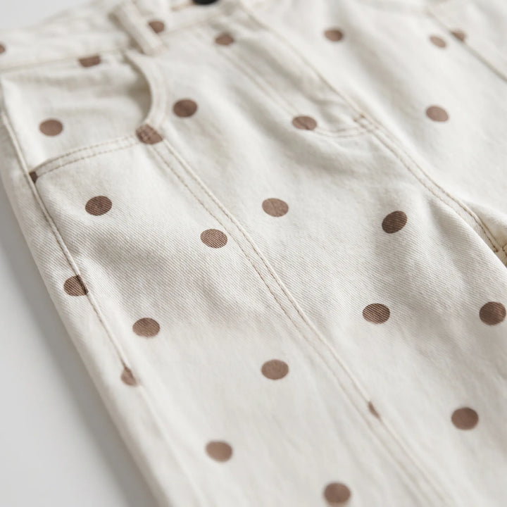 Detailaufnahme der gepunkteten Damen Barrel-Hose mit hohem Bund, zeigt Stoff und Schnitt. Trendige Damenbekleidung.
