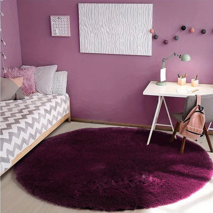 Runder Kuschelteppich aus Polyester, flauschig und weich, für gemütliche Stunden im Wohnbereich.