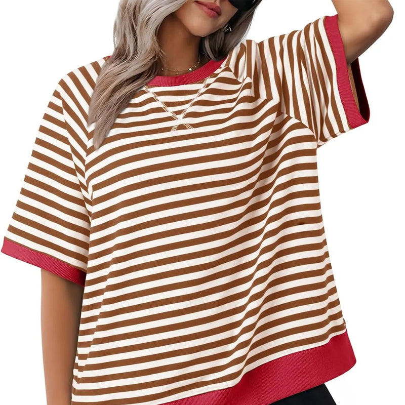 Gestreiftes Damen T-Shirt im Oversized Retro-Stil mit Rundhals und Kurzarm. Ideal für bequeme Sommer-Outfits.