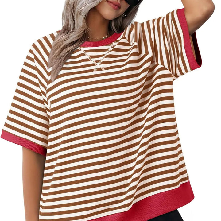 Gestreiftes Damen T-Shirt im Oversized Retro-Stil mit Rundhals und Kurzarm. Ideal für bequeme Sommer-Outfits.