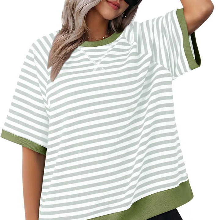 Bequemes Damen T-Shirt, gestreift und oversized geschnitten, im lässigen Retro-Stil. Perfekt für Sommer & Freizeit.