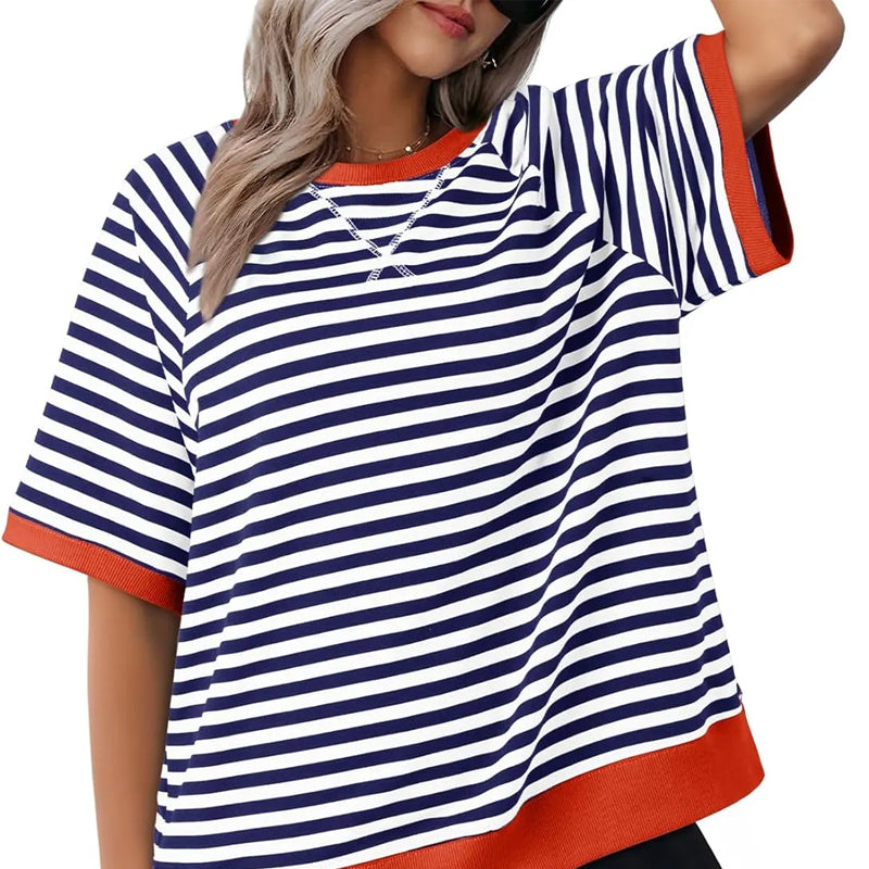 Retro-inspiriertes Damen T-Shirt, gestreiftes Design mit Oversized-Schnitt. Ideal für lässige Street-Style-Mode.