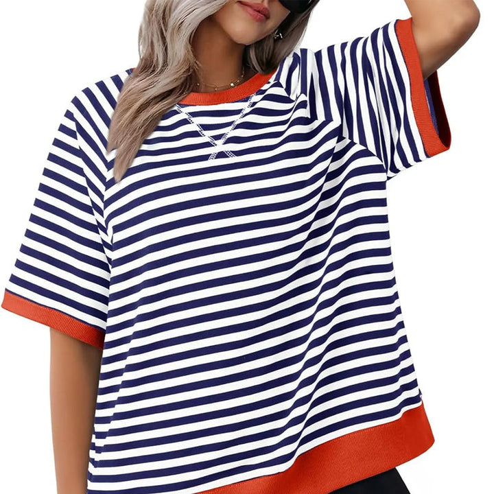 Retro-inspiriertes Damen T-Shirt, gestreiftes Design mit Oversized-Schnitt. Ideal für lässige Street-Style-Mode.