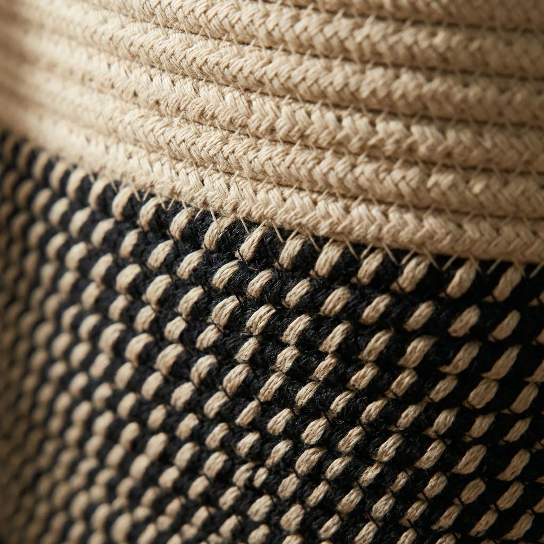 Eleganter Flechtkorb in neutralem Design, perfekt als Deko-Korb oder zur Aufbewahrung von Decken und Kissen.