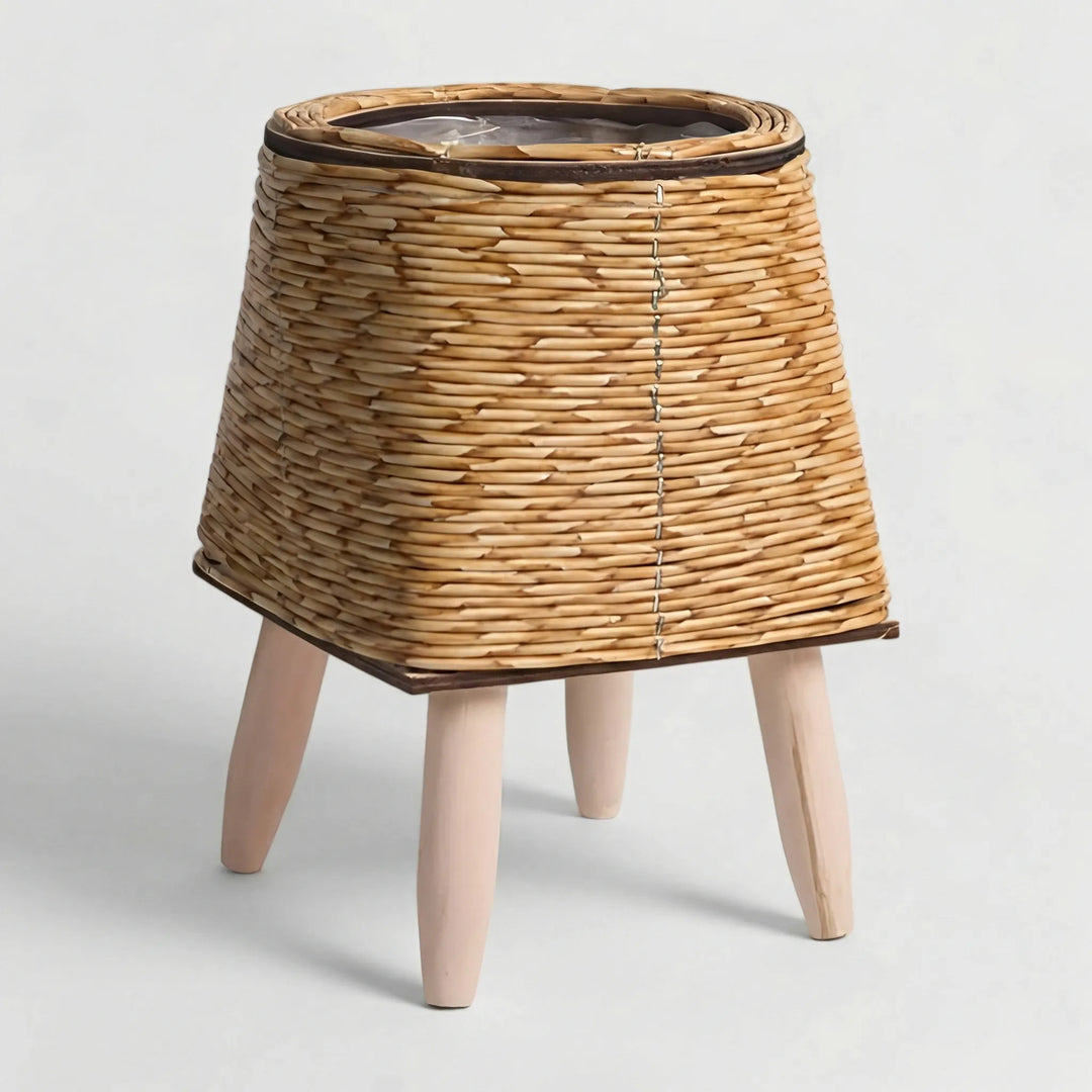 Boho-Pflanzenkorb aus Naturmaterialien, handgeflochten, mit stilvollen Holzbeinen.