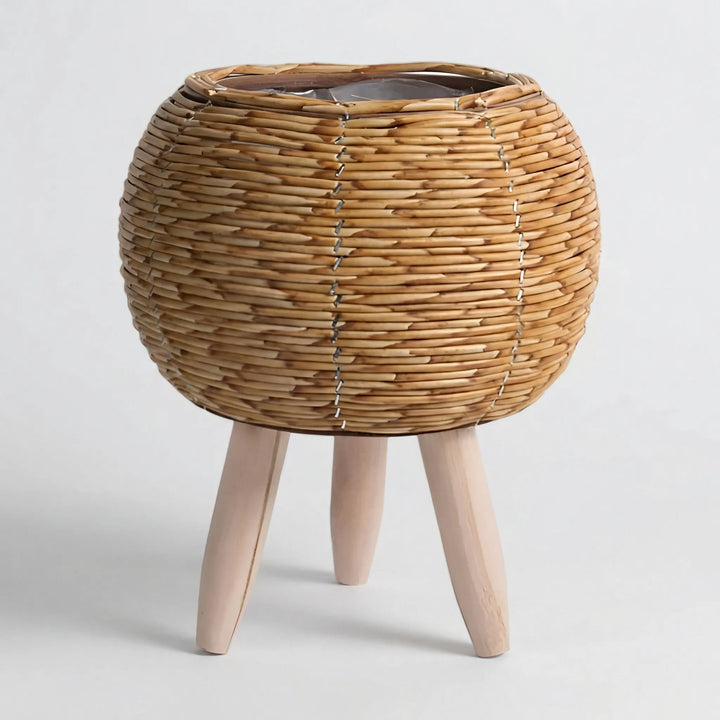 Moderner Pflanzenständer im Boho-Stil, geflochtenes Design mit eleganten Holzbeinen.
