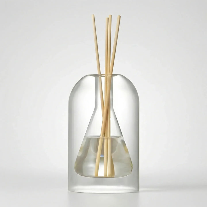 Aromadiffusor aus Glas mit Duftstäbchen schafft geräuschloses, entspannendes Raumambiente; ideale Wohlfühloase.