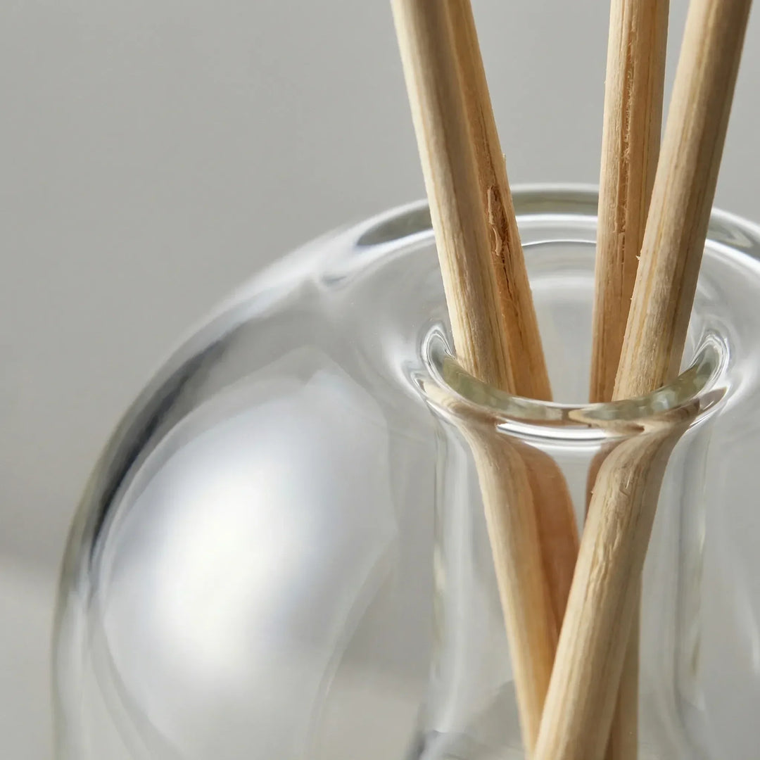 Moderner Glasdiffusor mit schwarzen Stäbchen für langanhaltenden Raumduft; perfekte Ergänzung für jedes Interieur.