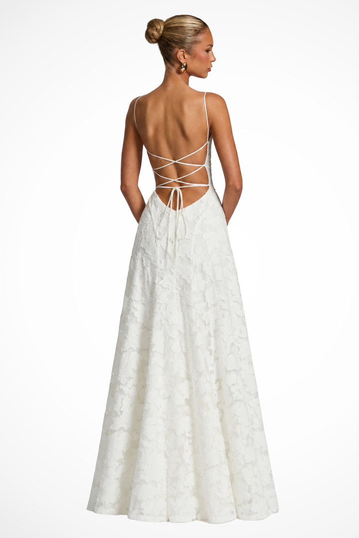 Weißes Maxikleid für Damen, ein schickes Abendkleid mit Wasserfallausschnitt, ideal für formelle Sommerfeste. [[lstfy-media:13]]