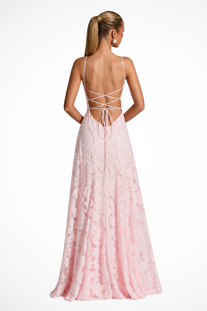 Damen Abendkleid in Burgunderrot, mit Wasserfallausschnitt und fließendem Stoff, ideal für Hochzeitsgäste. [[lstfy-media:7]]