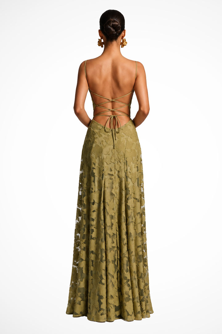Festliches langes Abendkleid für Damen mit elegantem Wasserfallausschnitt in klassischem Olivgrün. [[lstfy-media:2]]
