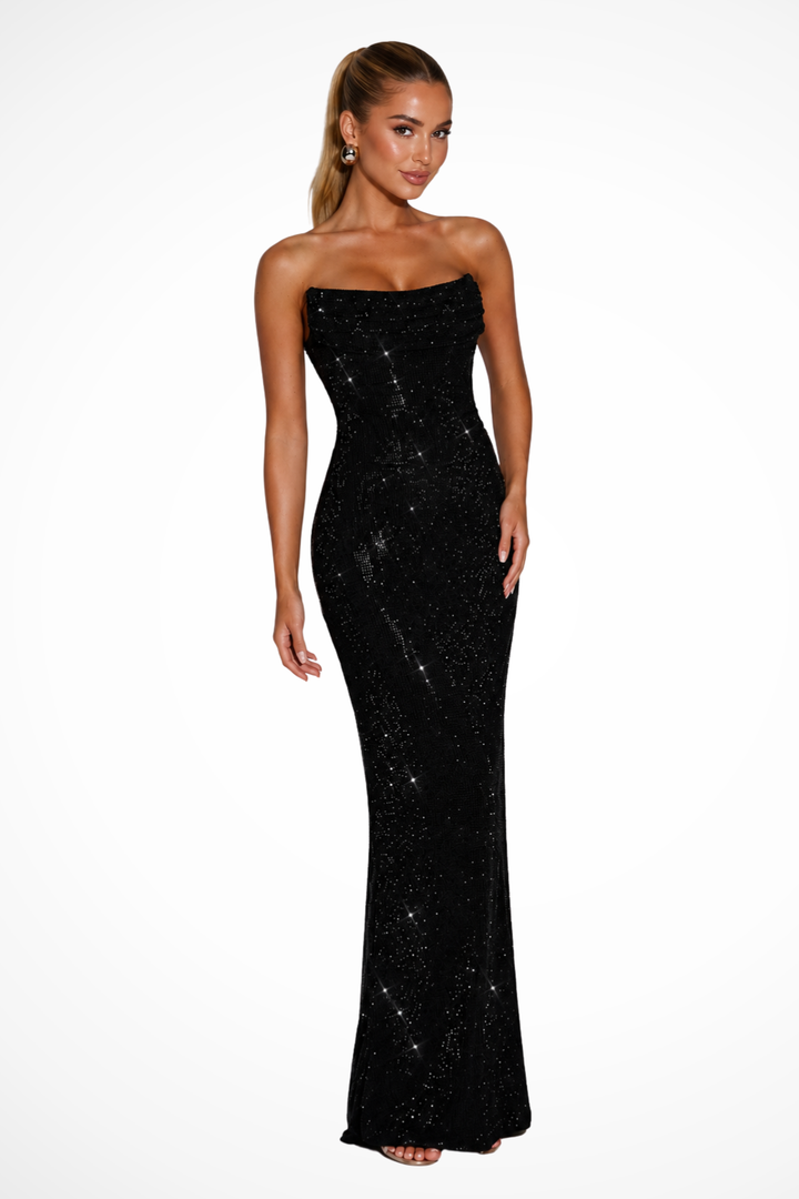 Frau trägt elegantes trägerloses Maxikleid für Damen, bodenlang und fließend, perfekt für Hochzeiten und Partys.