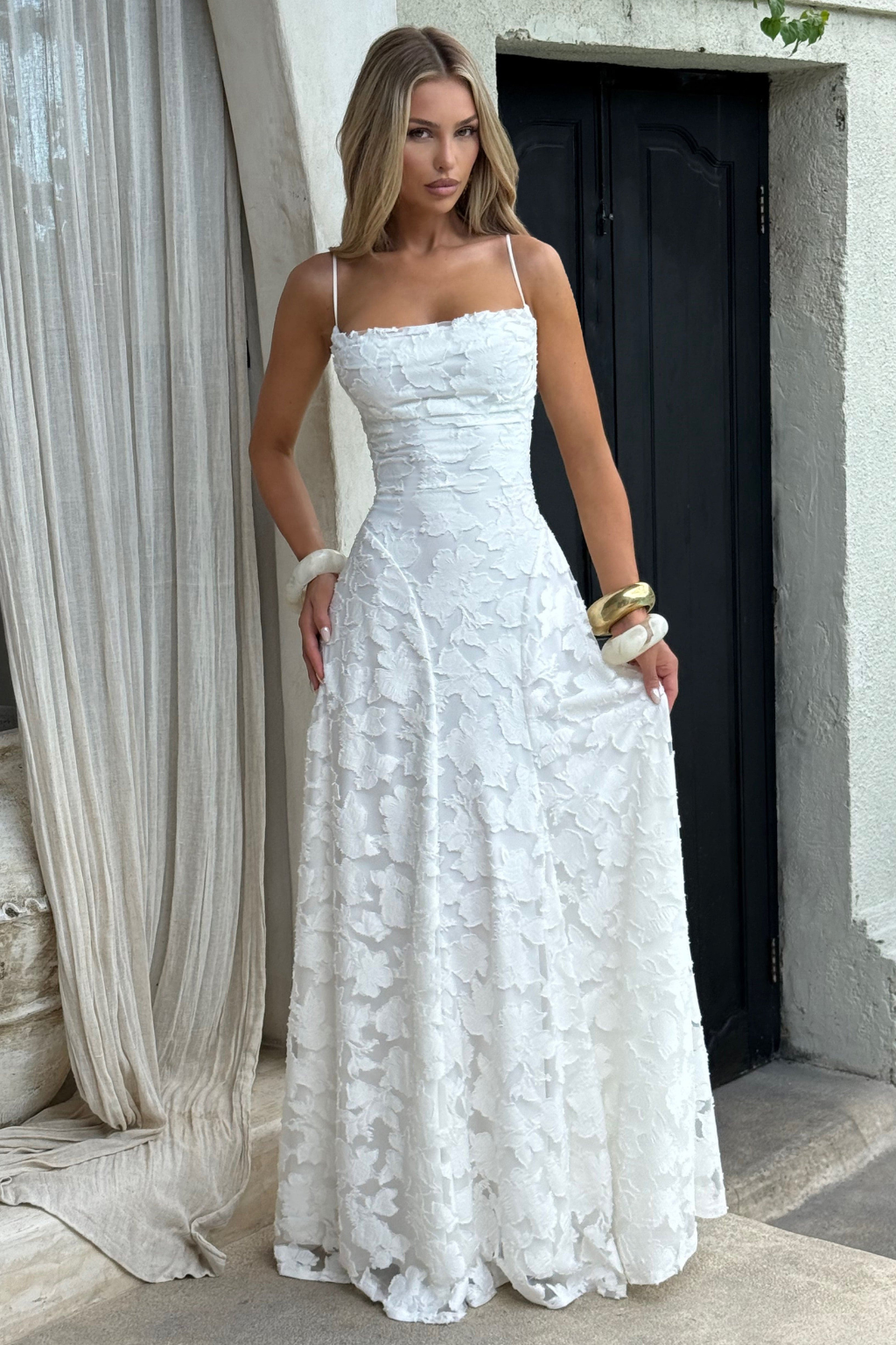 Festliches weißes Damen Maxikleid mit Wasserfallausschnitt, lang und elegant, ideal für den Hochzeitsgast-Look. [[lstfy-media:17]]