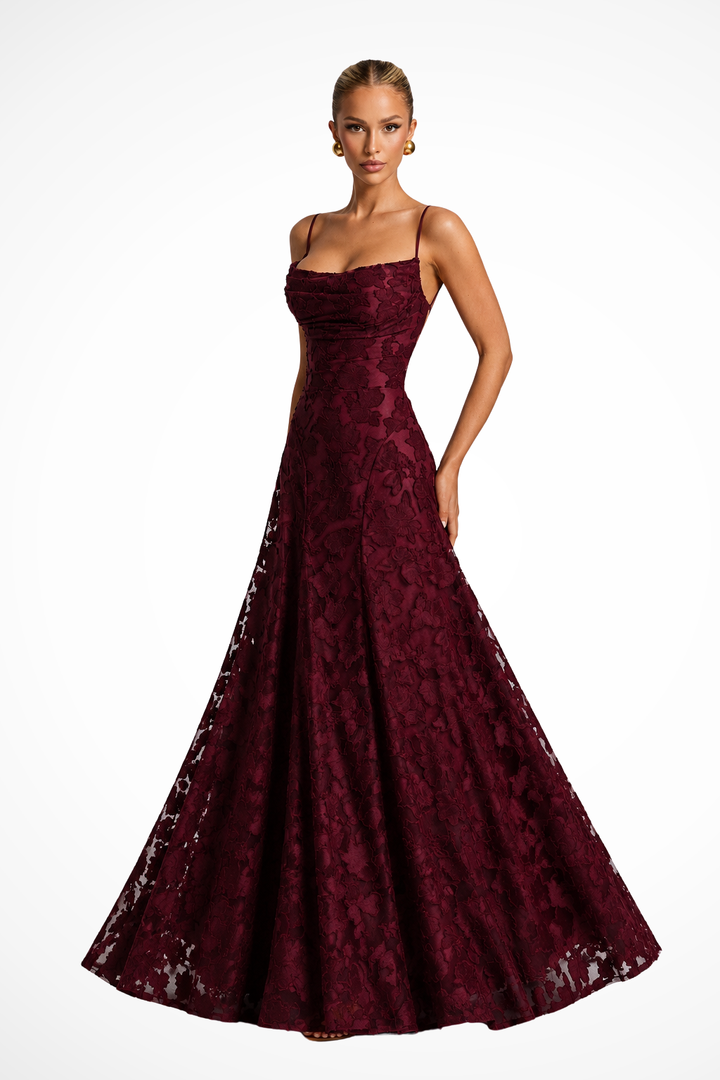 Formelles weißes Damen Maxikleid, perfekt für Hochzeitsgäste, mit anmutigem Wasserfallausschnitt und langer Silhouette. [[lstfy-media:9]]