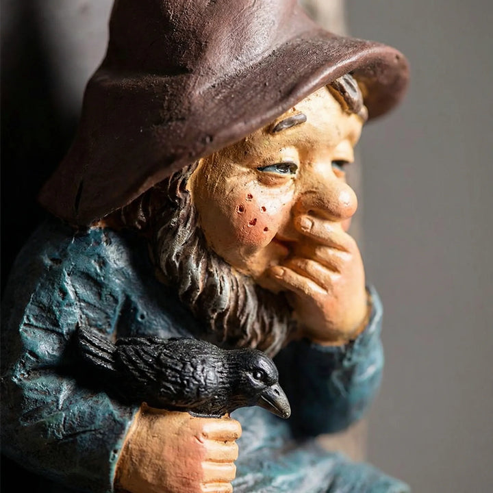 Detaillierte, wetterfeste Zwerg Gartenfigur mit originellem Fensterdesign. Märchenhafte Gartendeko für draußen.