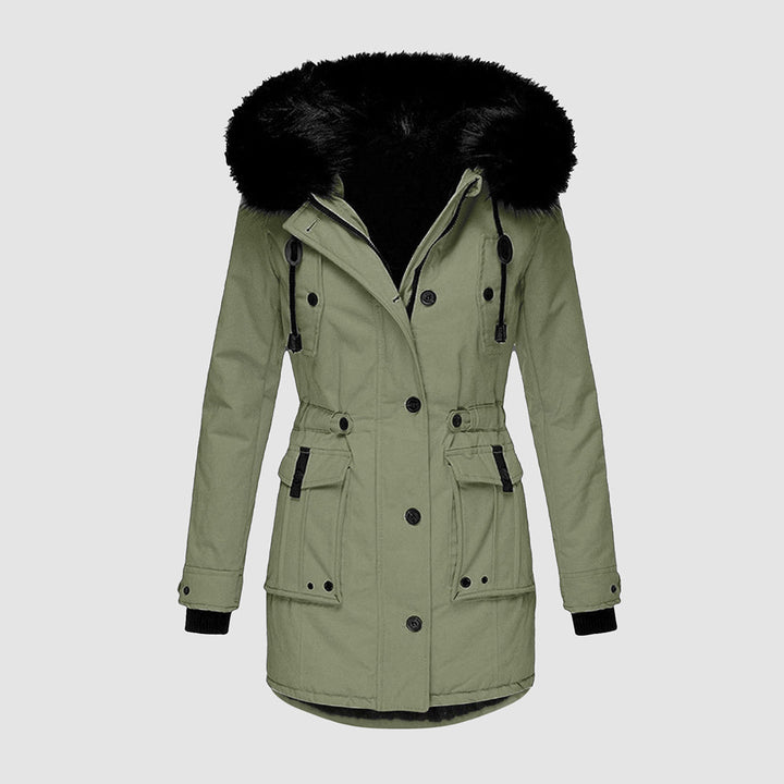 Eleganter & warmer Damen Wintermantel in Grün, tailliert mit Kapuze. Perfekte Damenmode für stilvollen Kälteschutz.