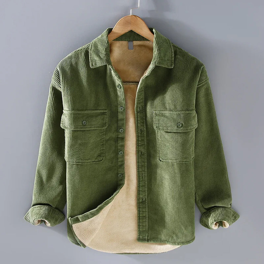 Klassische Herren-Cordjacke mit robuster Knopfleiste, perfekt für kühle Tage.