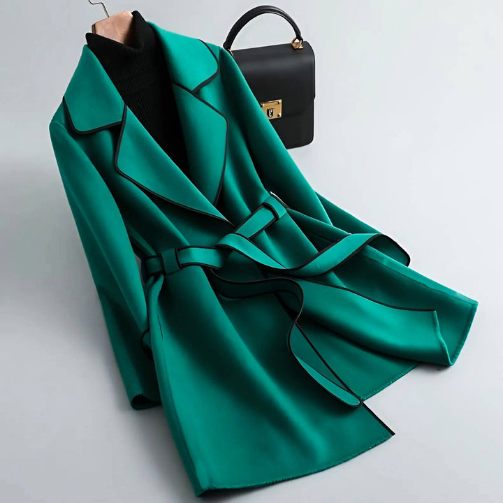 Klassischer Damen A-Linien Mantel mit stilvollen Kontrastdetails. Ein zeitloser Übergangsmantel für Damenmode.