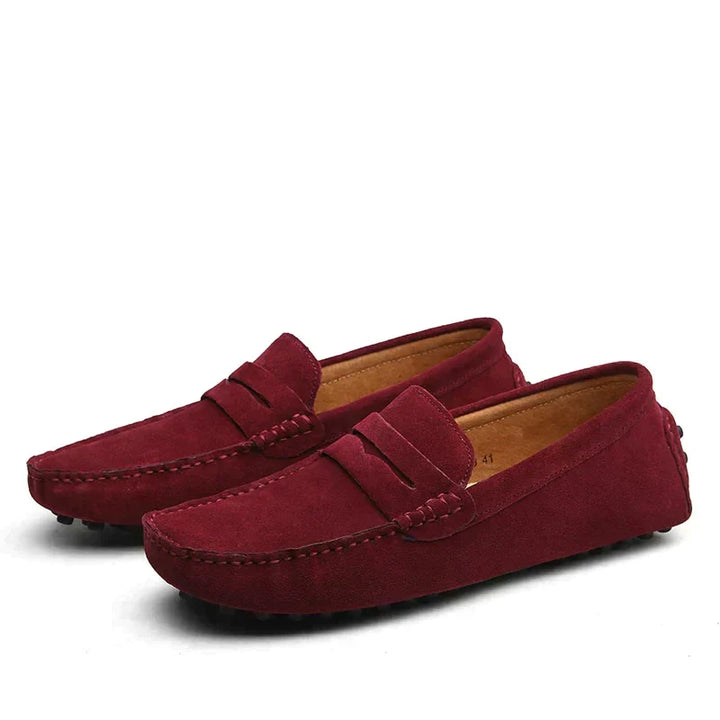 Herrenschuhe: Elegante braune Loafers, zeitlos und bequem, perfekt für den stilbewussten Mann.