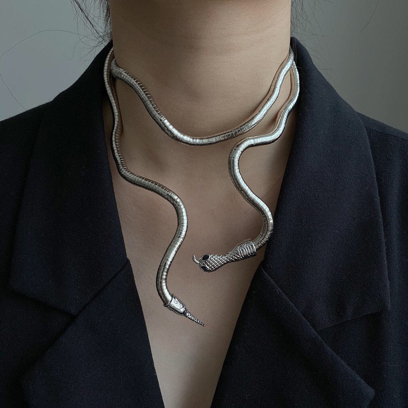 Silberfarbene Damenschlangenkette aus glänzendem Metall, modernes Schlangenmotiv, elegant und vielseitig kombinierbar.