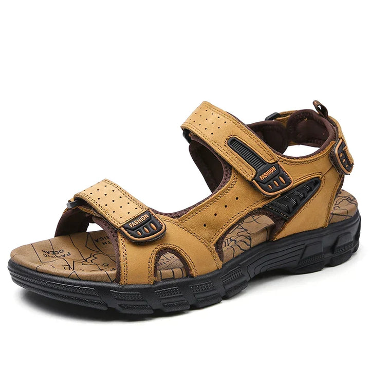 Ergonomische Herren Freizeit Sandalen am Fuß, perfekt für Outdoor-Abenteuer im Sommer.