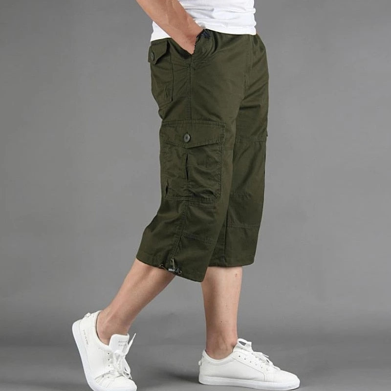 Stylische Herren Cargo 3/4 Hose. Eine vielseitige kurze Hose für Alltag und Outdoor-Abenteuer.