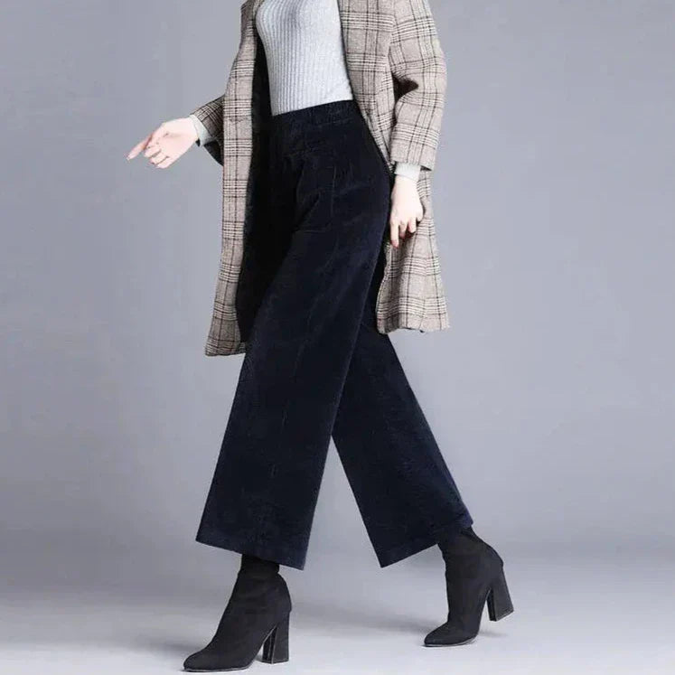 Vielseitige Damen High-Waist Schlaghose, kombiniert Retro-Chic mit modernem Komfort für Damenmode.