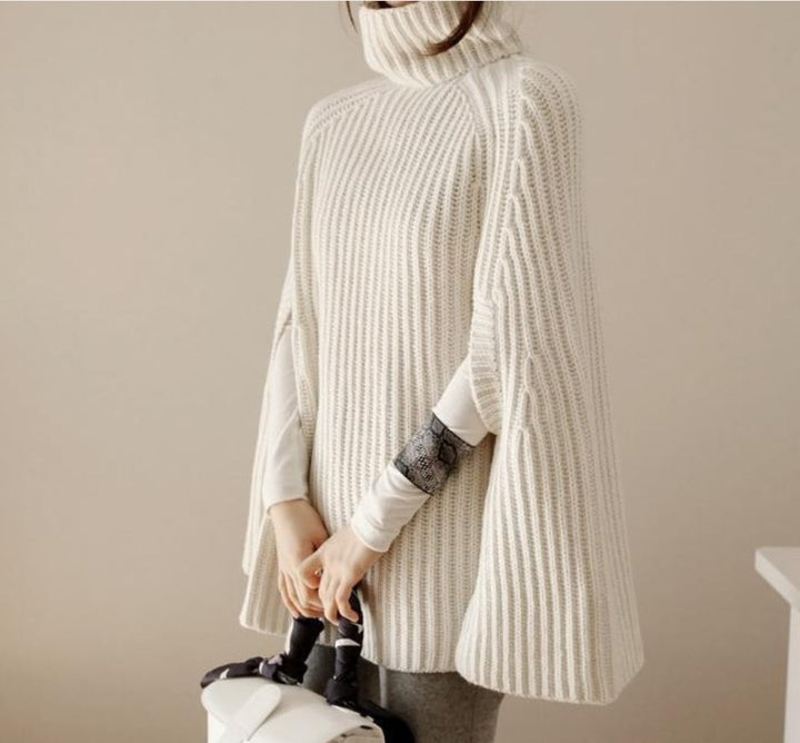 Frau trägt warmes Damen Winterset: Daunenjacke, Rollkragenpullover & Hose. Perfekt für Freizeit.