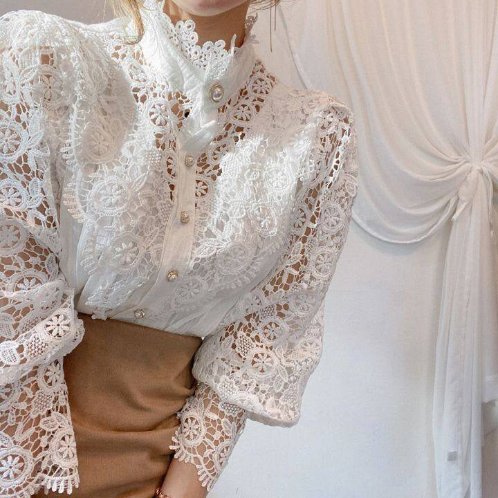 Detail Kragen und Manschetten der klassischen Damen Spitzenbluse Lucy, mit feiner Spitze.