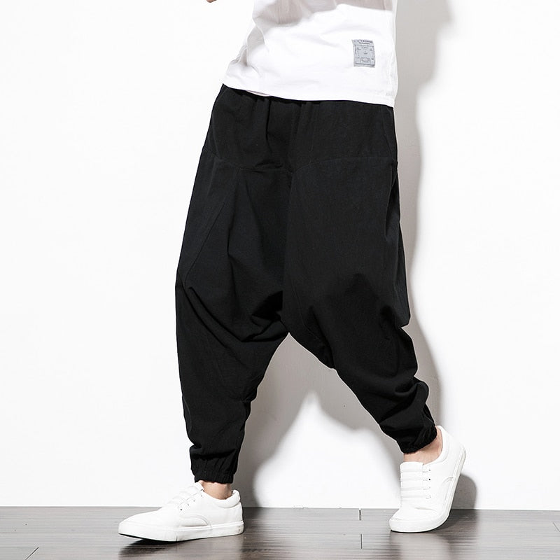 Herren Baggy Haremshose, schwarz, bequeme Freizeithose, perfekt für entspannte Streetwear-Outfits.