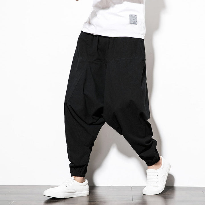 Herren Baggy Haremshose, schwarz, bequeme Freizeithose, perfekt für entspannte Streetwear-Outfits.