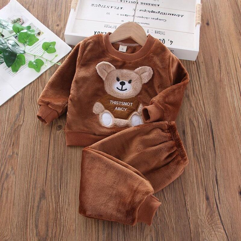 Baby Winter-Outfit, warmes Set für die Kleinsten, in sanften Farben.