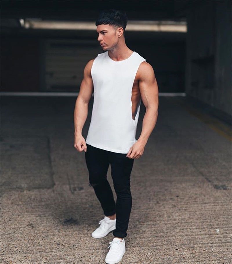 Modell trägt lässiges Herren Tanktop, atmungsaktives Sportoberteil, ideal für Fitness & Freizeit.
