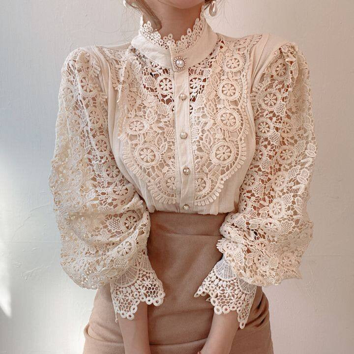 Elegante Damen Spitzenbluse Lucy mit klassischen Puffärmeln, perfekt für Frühling & Herbst.
