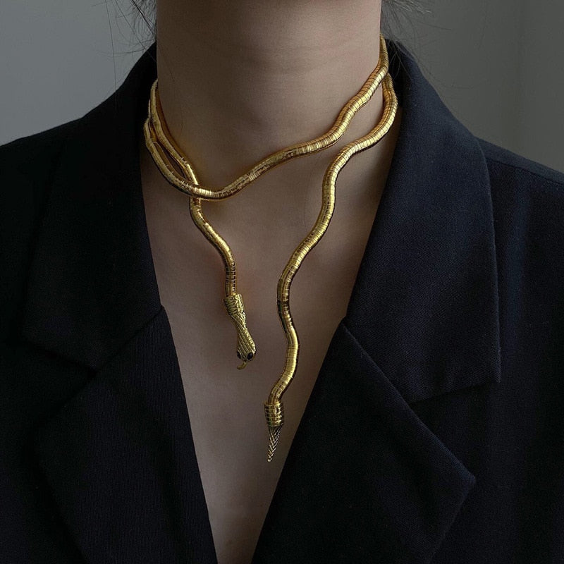 Elegante goldfarbene Damenschlangenkette aus Metall, perfekt als Statement-Halskette mit Schlangenmotiv.